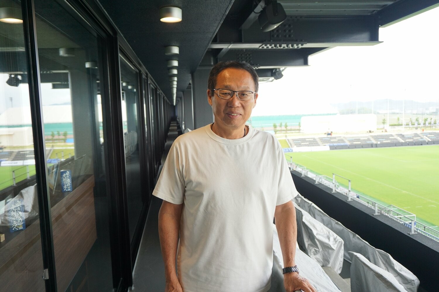 今治里山スタジアムにてインタビューに応じたFC今治会長・岡田武史　©︎Toshio Ninomiya