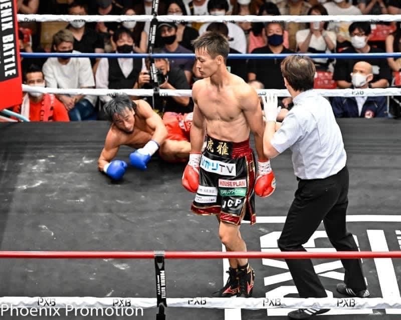 大橋会長や井上尚弥（後方）が見守る中でしっかりと実力を証明した今永虎雅。ダウンを奪った後の涼しい表情が大物ぶりを感じさせる（写真・大橋ジム提供）