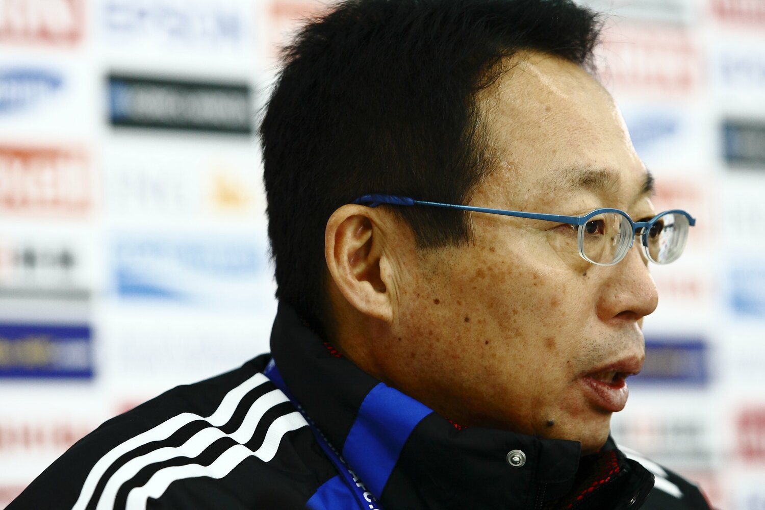 試合後の会見で質問に答える岡田武史監督　©Tamon Matsuzono