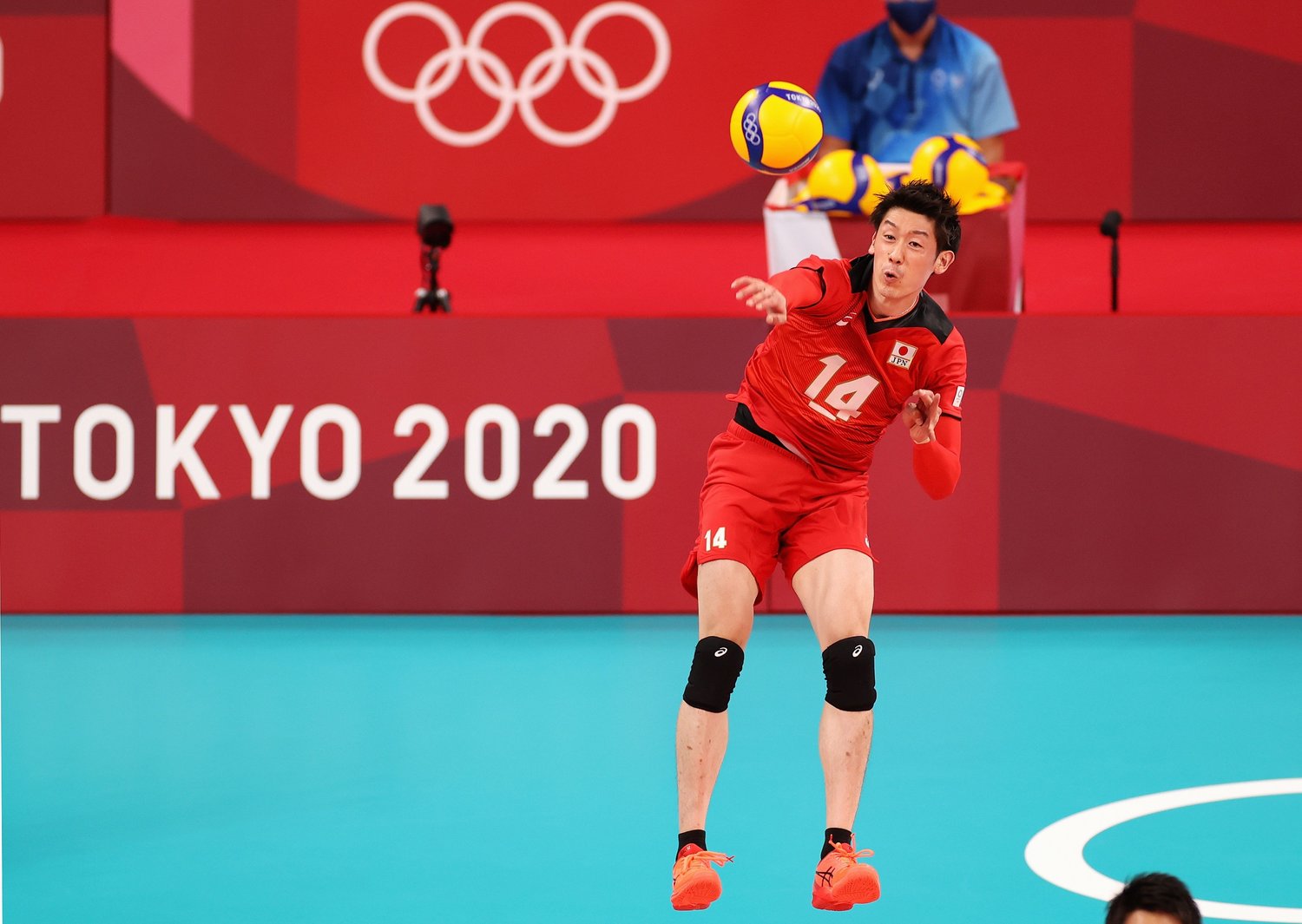 力強く、的確にコースを打ち分ける石川祐希のサーブ ©︎Toru Hanai/Getty Images