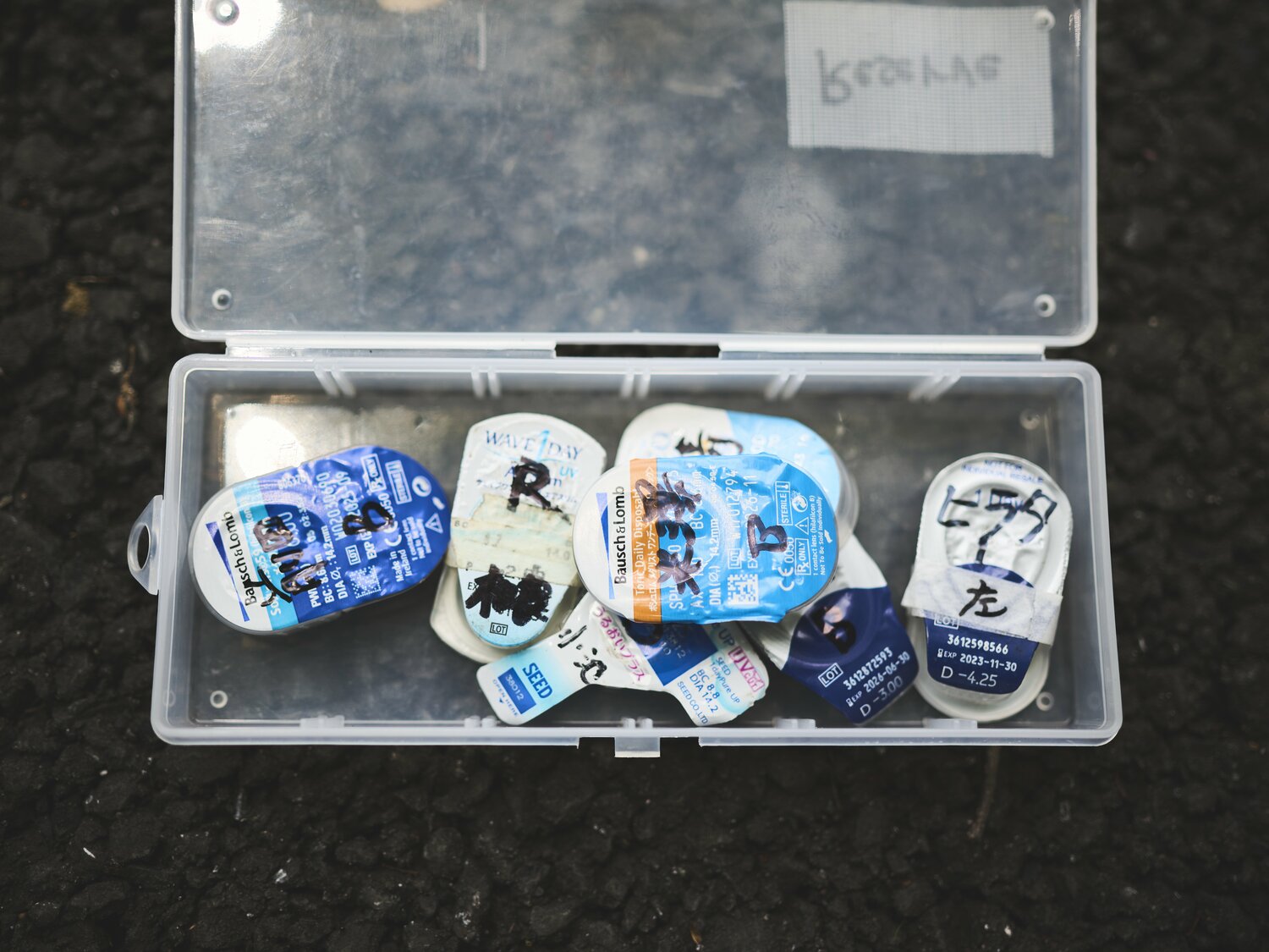 コンタクトレンズ。試合中に外れてしまった選手のために常に常備しているという。マジックでそれぞれ名前が書いてある