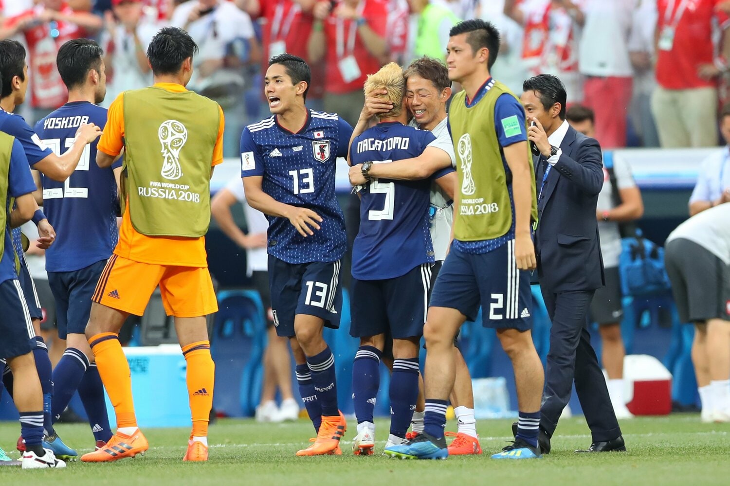 ロシアW杯でラウンド16進出を決め、長友と抱き合って喜ぶ早川氏　©AFLO