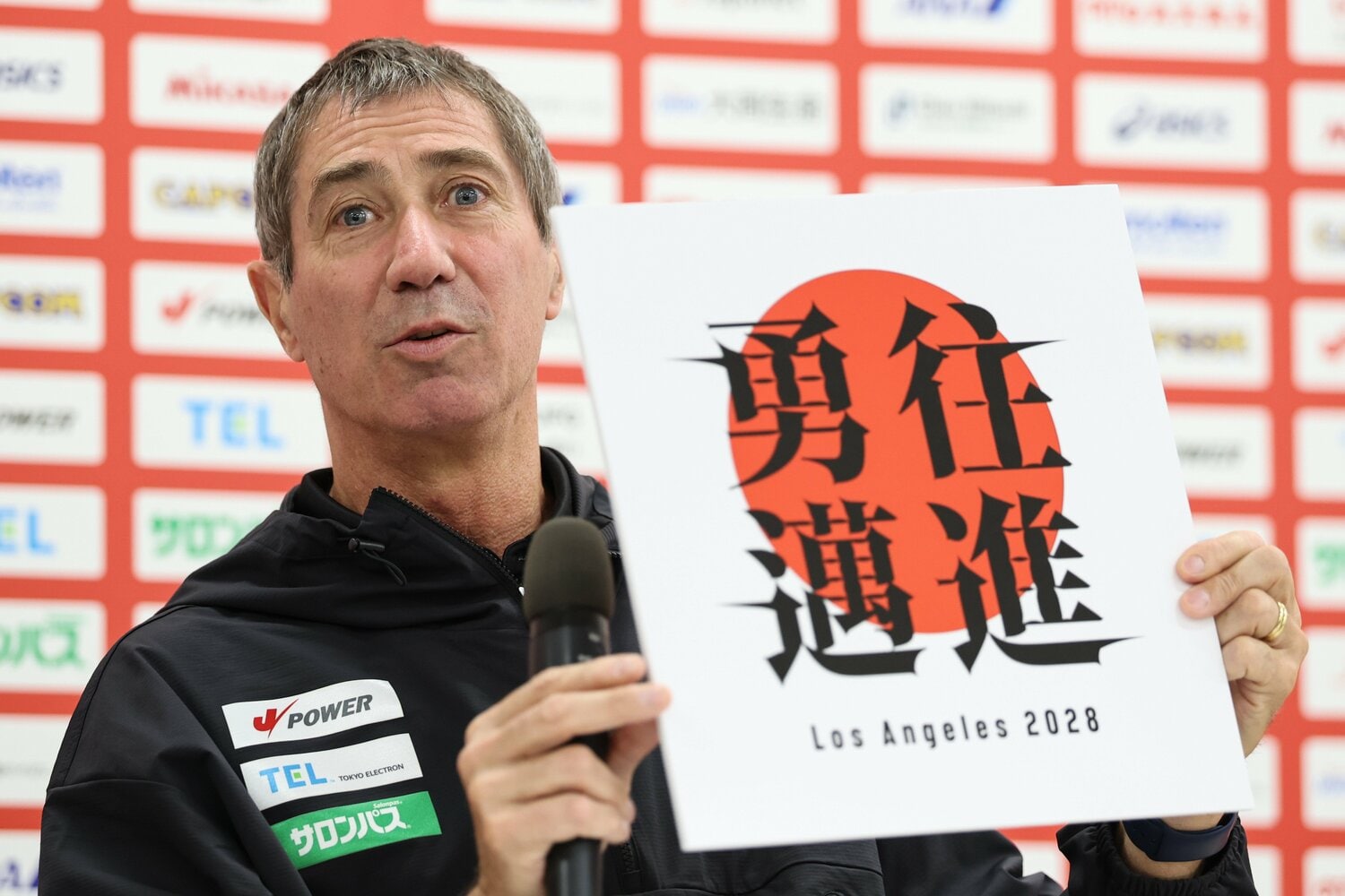 今年6月、スローガンを発表して意気込みを語っていたロラン・ティリ監督。新渡戸稲造の『武士道』を愛読書とするなど親日家としても知られる ©︎JIJI PRESS