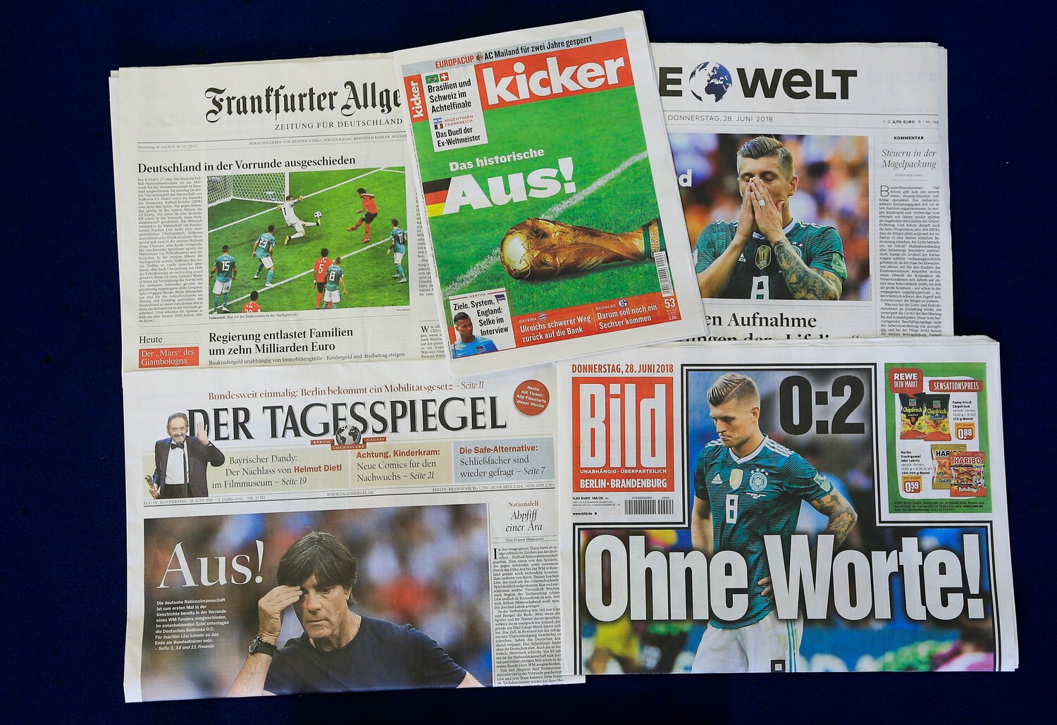 4年前のロシアW杯。史上初のグループステージ敗退に終わった衝撃を伝えるドイツメディア　©Getty Images