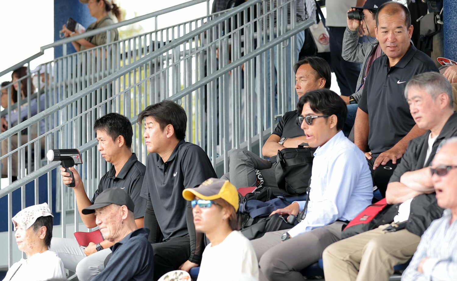 2025年10月14日、花園大対佛教大を視察するNPBスカウトたち　©︎Sankei Shimbun