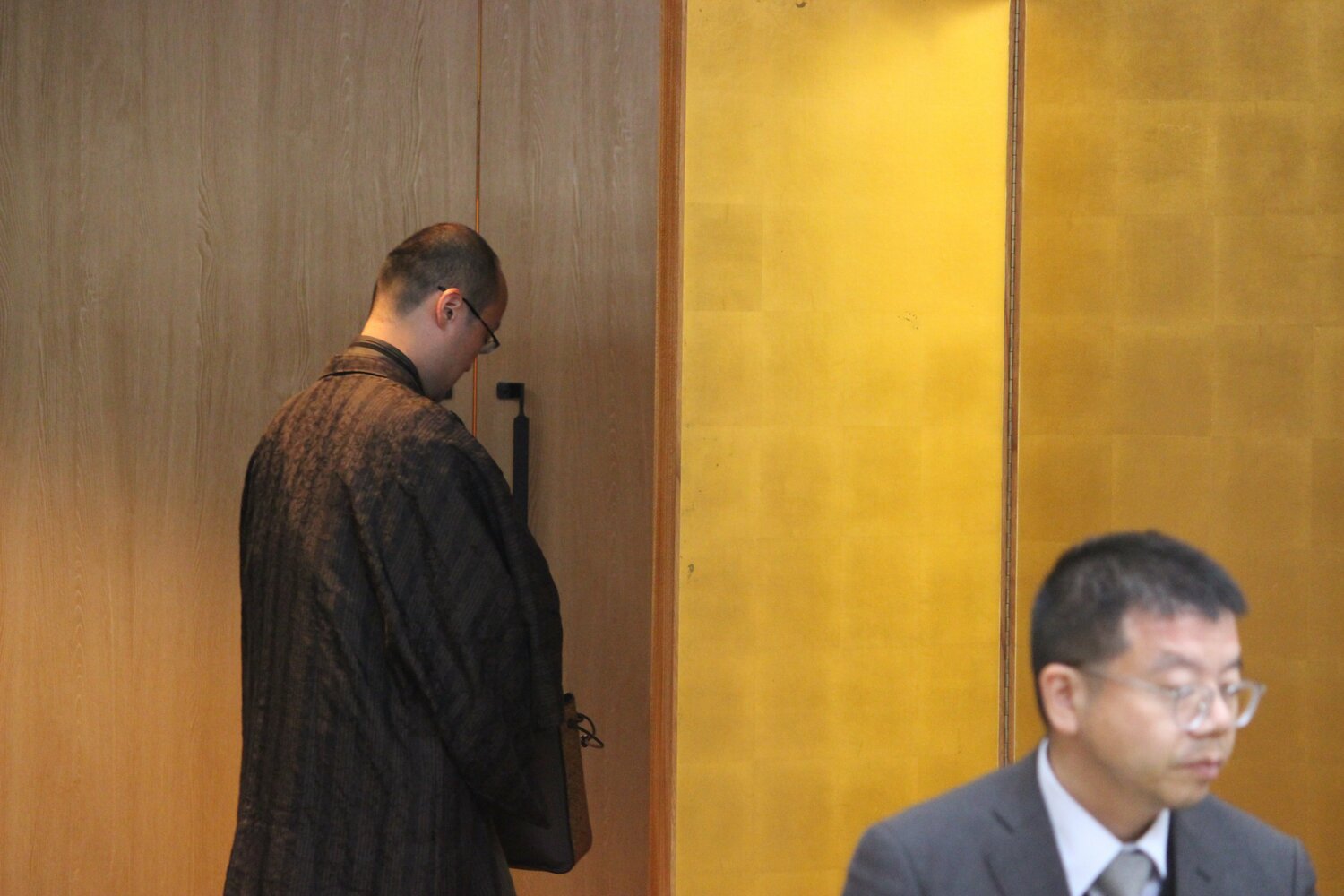 対局場をあとにする渡辺明九段　©Number Web