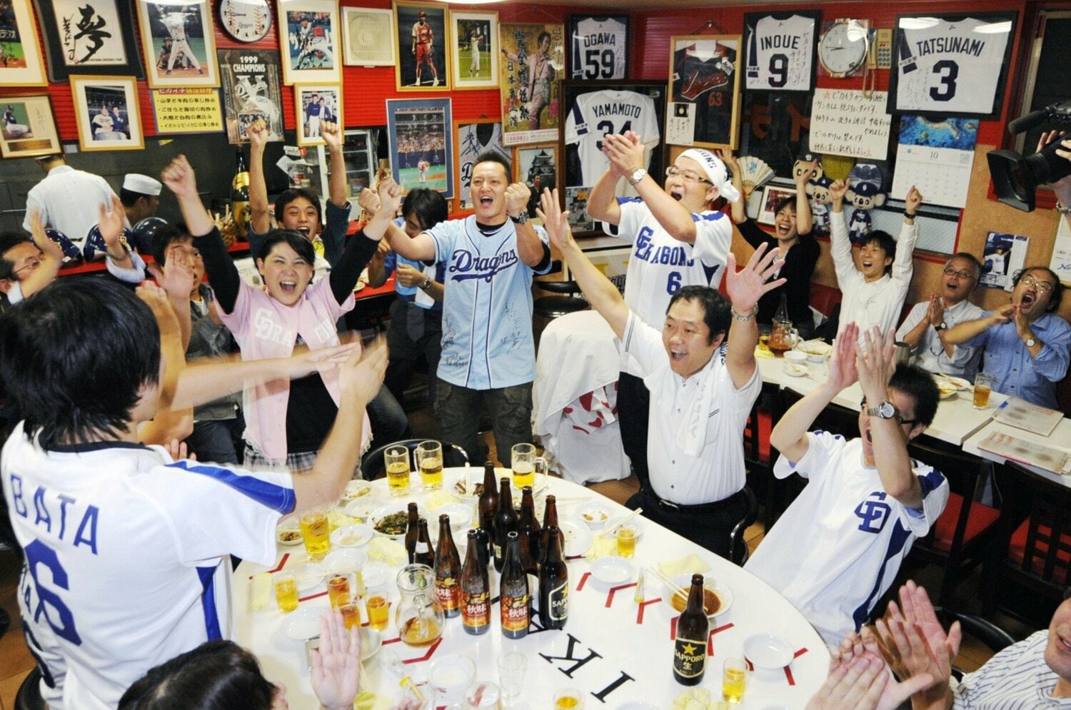 “3年連続最下位”中日ファンの本音「今日も0点。まあ、しょうがないかぁ…」中日ファン歴50年の“中華料理店”で聞いた変化「昔は他球団ファンが店内でケンカ」<Number Web> photograph by KYODO