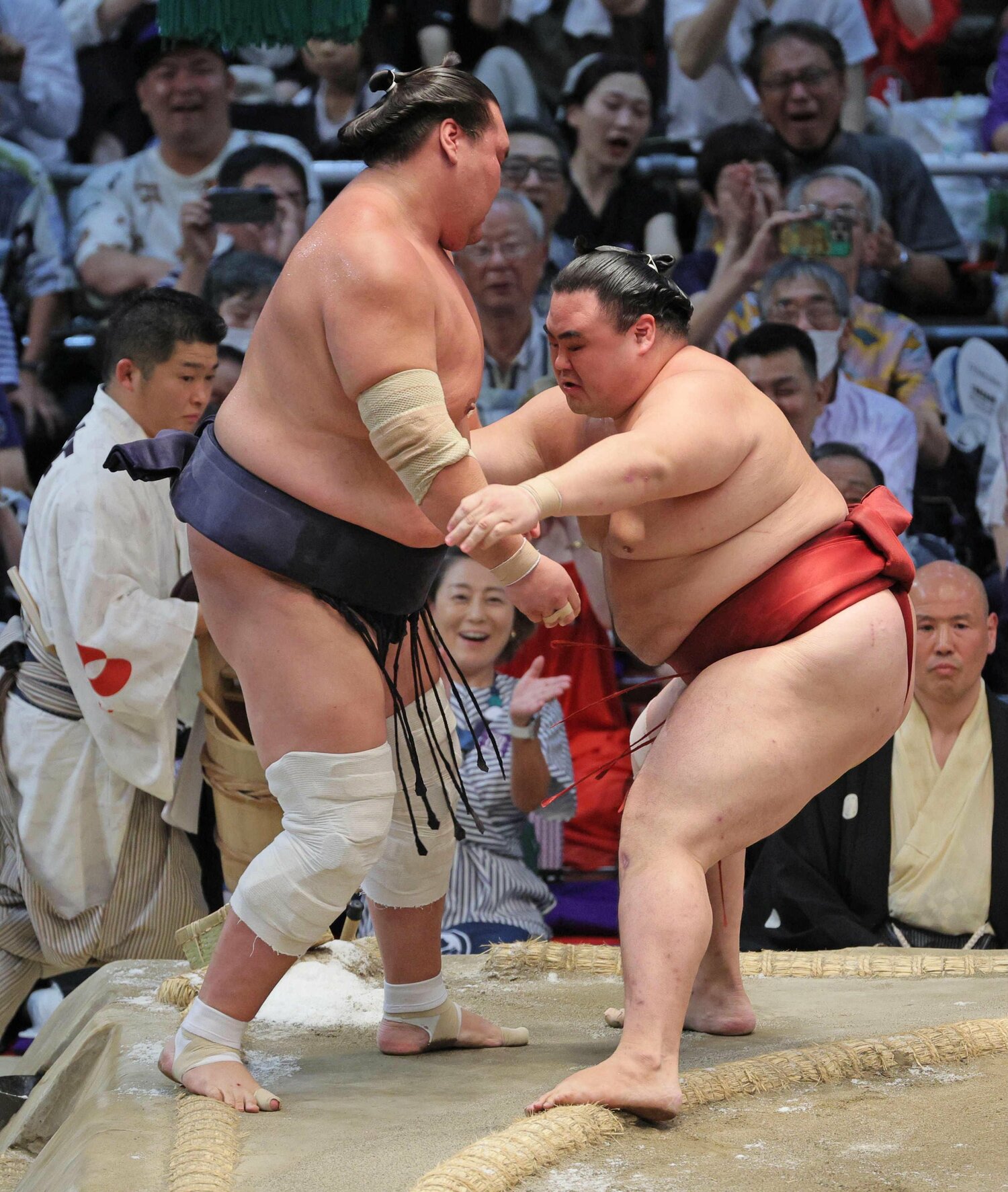 14日目、隆の勝（右）は照ノ富士を寄り切りで破る。12勝3敗で優勝決定戦まで持ち込んだ　©JIJI PRESS