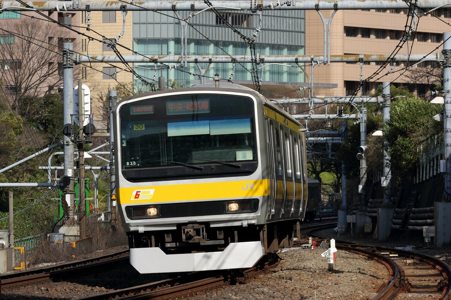 総武線に乗って、JR幕張駅へ。御茶ノ水駅からは40分ほどで着く