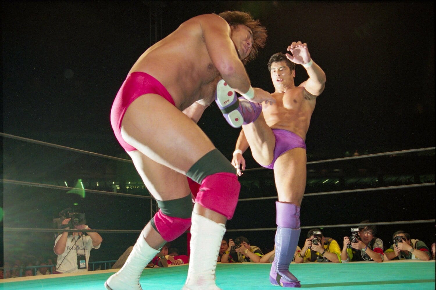 武藤を蹴り上げる髙田 ©東京スポーツ新聞社