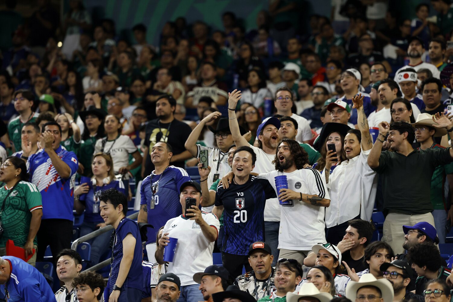 現地サポーターから日本人選手の認知度も上がっているという ©Atsushi Tokumaru