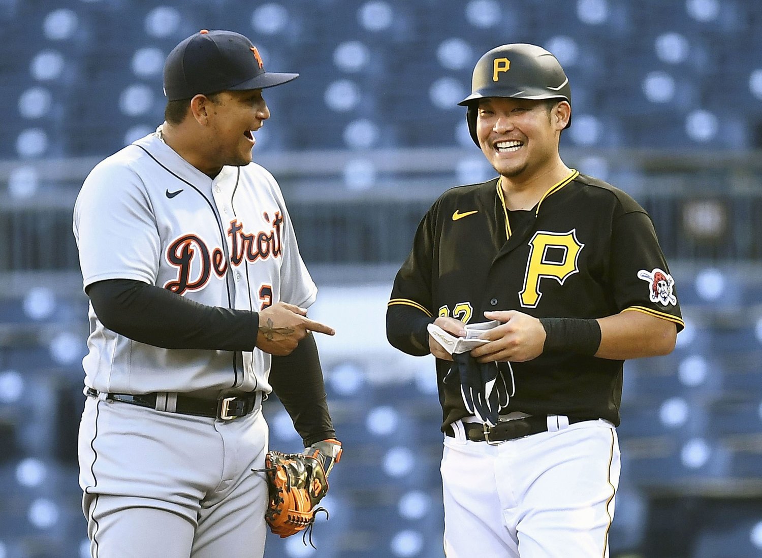 ミゲル・カブレラと談笑する筒香　©KYODO