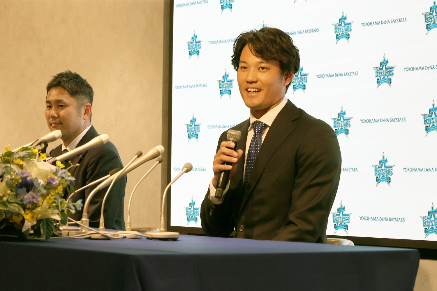 藤浪に対して熱意あるプレゼンが行われたという。左は萩原本部長　©NumberWeb