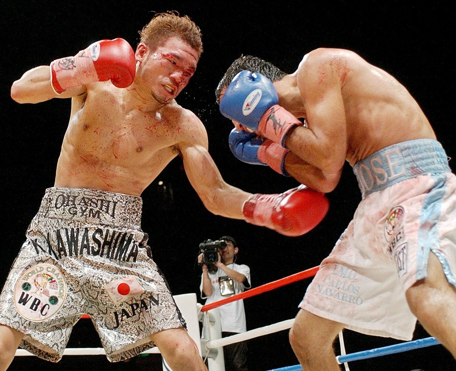 2005年1月3日のホセ・ナバーロ戦。川嶋勝重は流血しながらも2度目の世界王座防衛を果たした　©JIJI PRESS