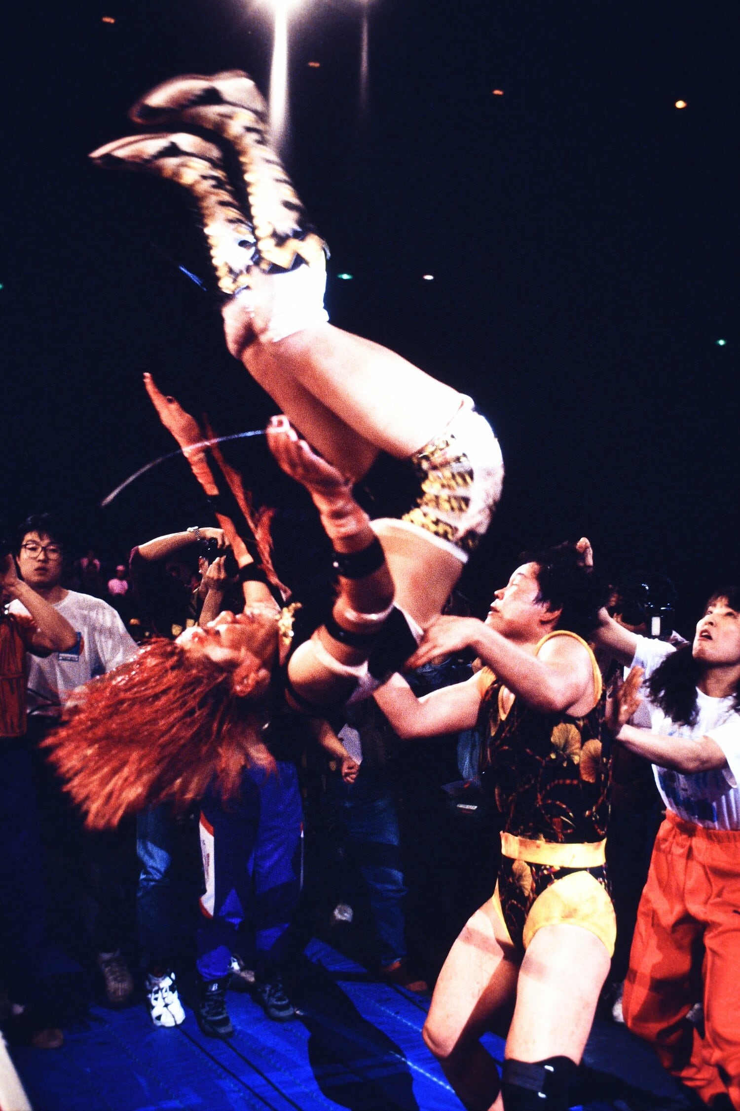 北斗晶の場外への飛び技(トペ・コンヒーロ)