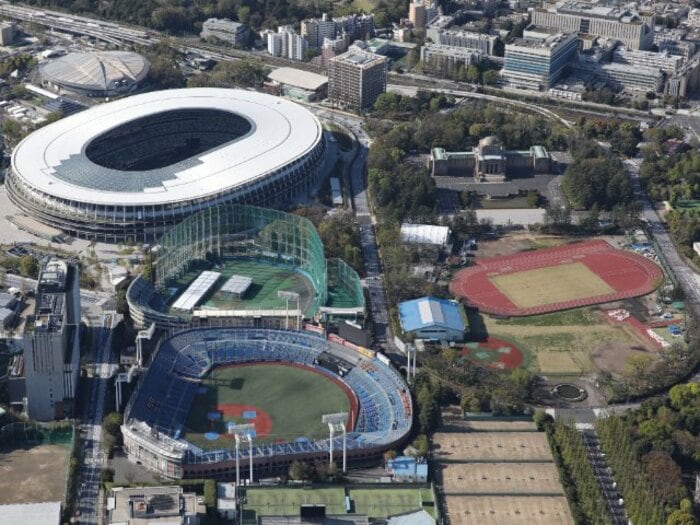 草野球の聖地「外苑」に異変あり！ 草野球人のもとへ戻った軟式球場に迫る再開発計画とは《そもそもなぜ聖地？》＜Number Web＞ photograph by JIJI PHOTO