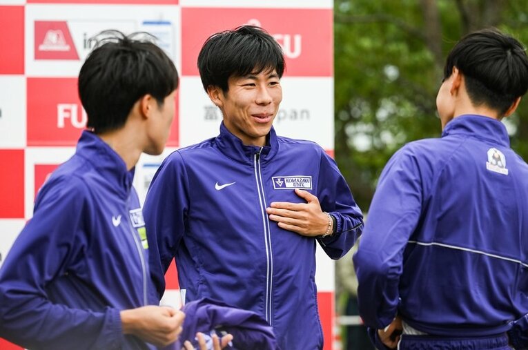 レース後にチームメイトと談笑する田澤廉。1年からエースとして話題を集めた田澤ももう4年生。最後の箱根での優勝と3冠制覇を目指す ／ photograph by Nanae Suzuki