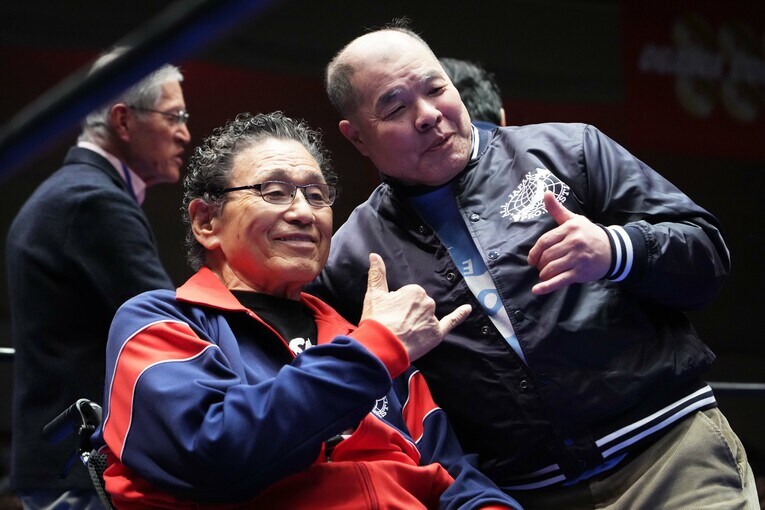 天龍源一郎と和田京平レフェリー　©Essei Hara