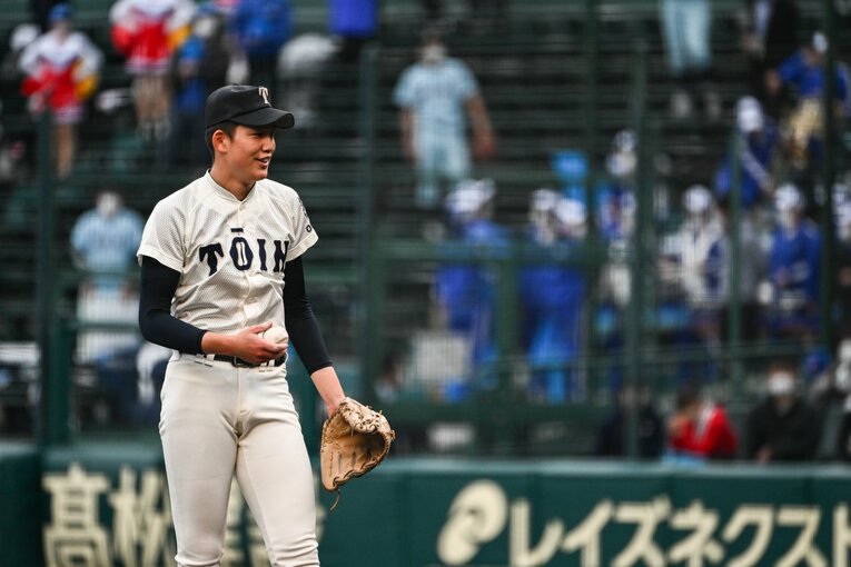 2022年のセンバツは背番号10だったものの実質的には前田悠伍との2枚看板の立場だった　©Nanae Suzuki