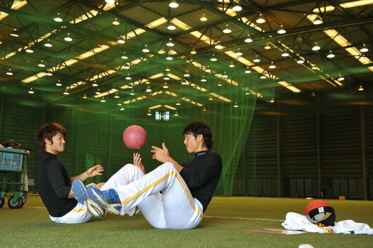 リハビリコーチ時代（2011年）の斉藤和巳　©BUNGEISHUNJU