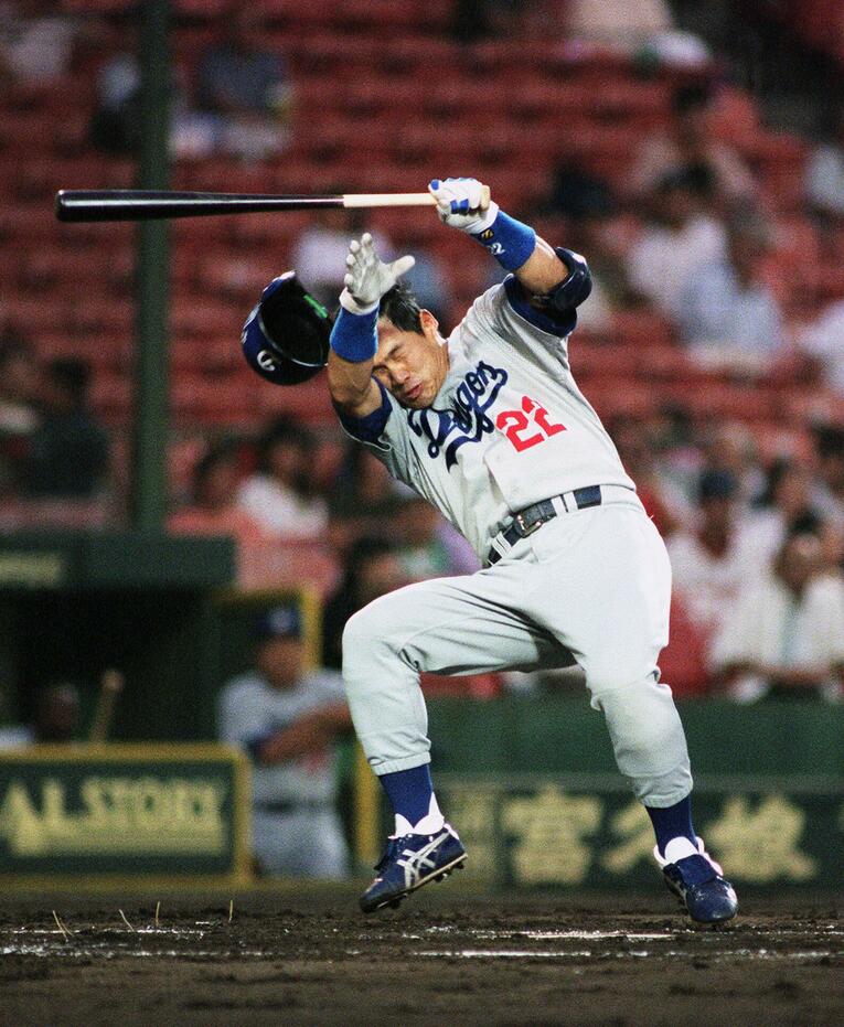 阪神・藪から頭部に死球を受けた山崎　©JIJI PRESS