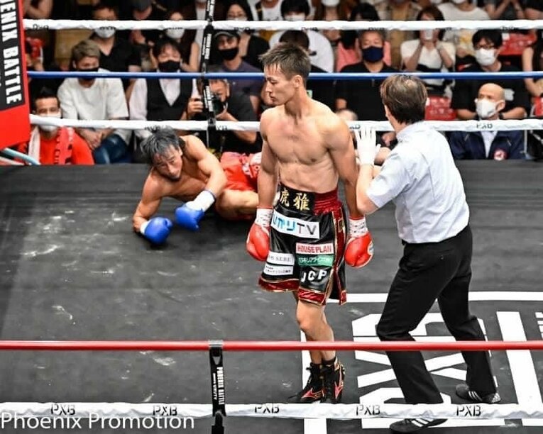 大橋会長や井上尚弥（後方）が見守る中でしっかりと実力を証明した今永虎雅。ダウンを奪った後の涼しい表情が大物ぶりを感じさせる（写真・大橋ジム提供）