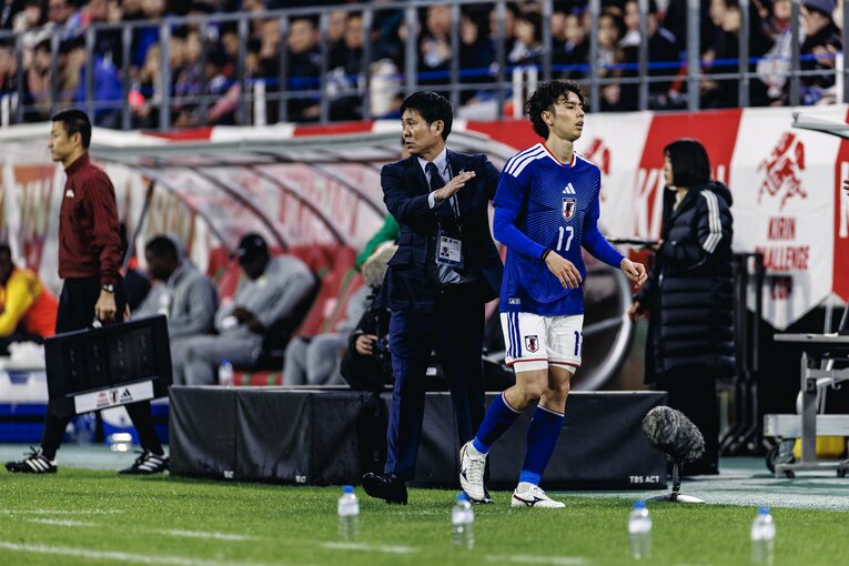 ガーナ選手と交錯アクシデント…田中碧がガーナ監督に謝罪した一部始終…写真はまだまだ続きます　©Kiichi Matsumoto