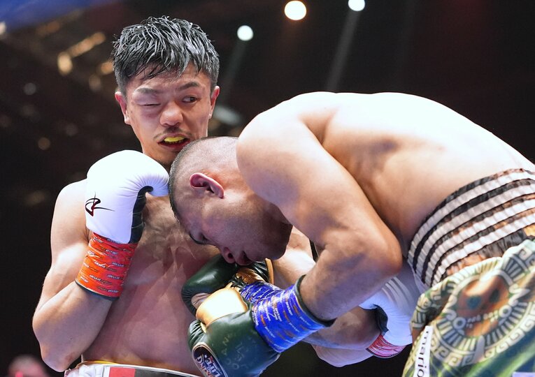 右目を腫らし、接近戦でも力負けに見える場面もあった中谷は評価をやや下げたか　©Naoki Fukuda