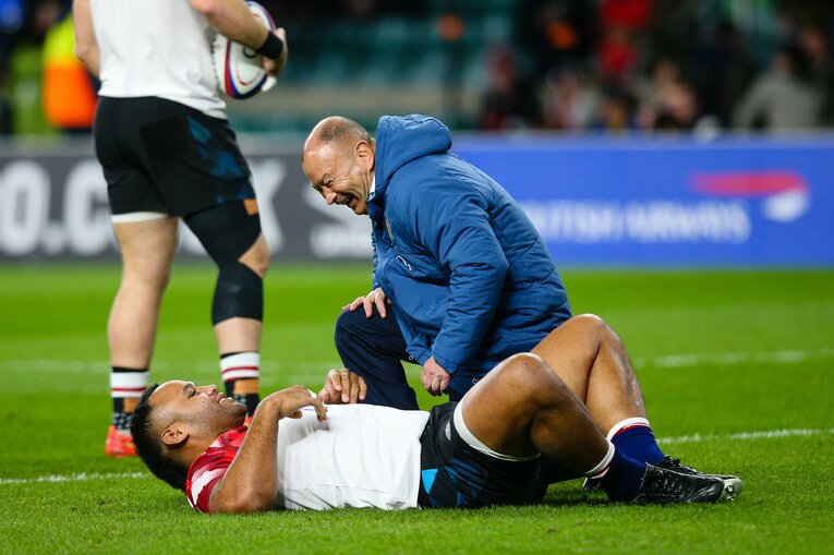 イングランド代表No.8ビリー・ヴニポラと笑顔で言葉をかわすエディー・ジョーンズ　©︎Getty Images