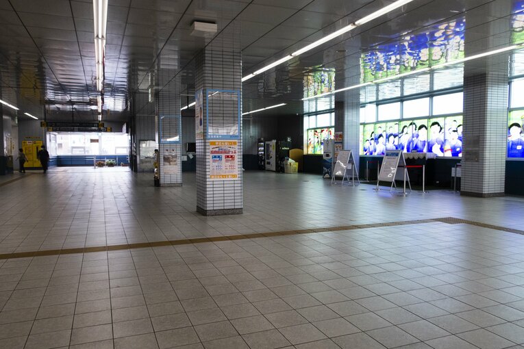 改札口を出ると『キャプテン翼』のステンドグラス（右）があった