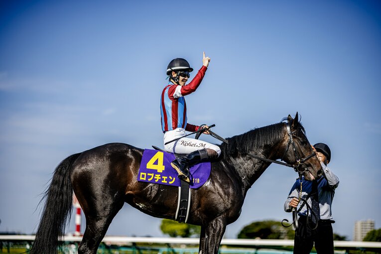 「一冠目」を意味する人差し指を立てる松山弘平　©Kiichi Matsumoto