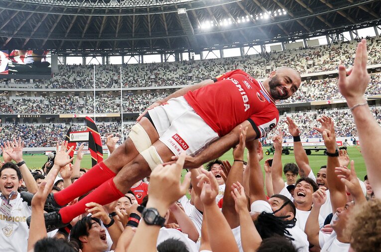 チームの低迷期を支えてきたリーチマイケル（35歳）。人生初めての胴上げを経験した ／ photograph by JIJI PRESS