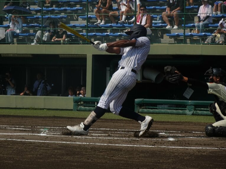 栃木大会の作新学院戦。第1打席で右方向に流し打った打球は、瞬く間に二遊間を抜けた ©Yuji Yanagawa