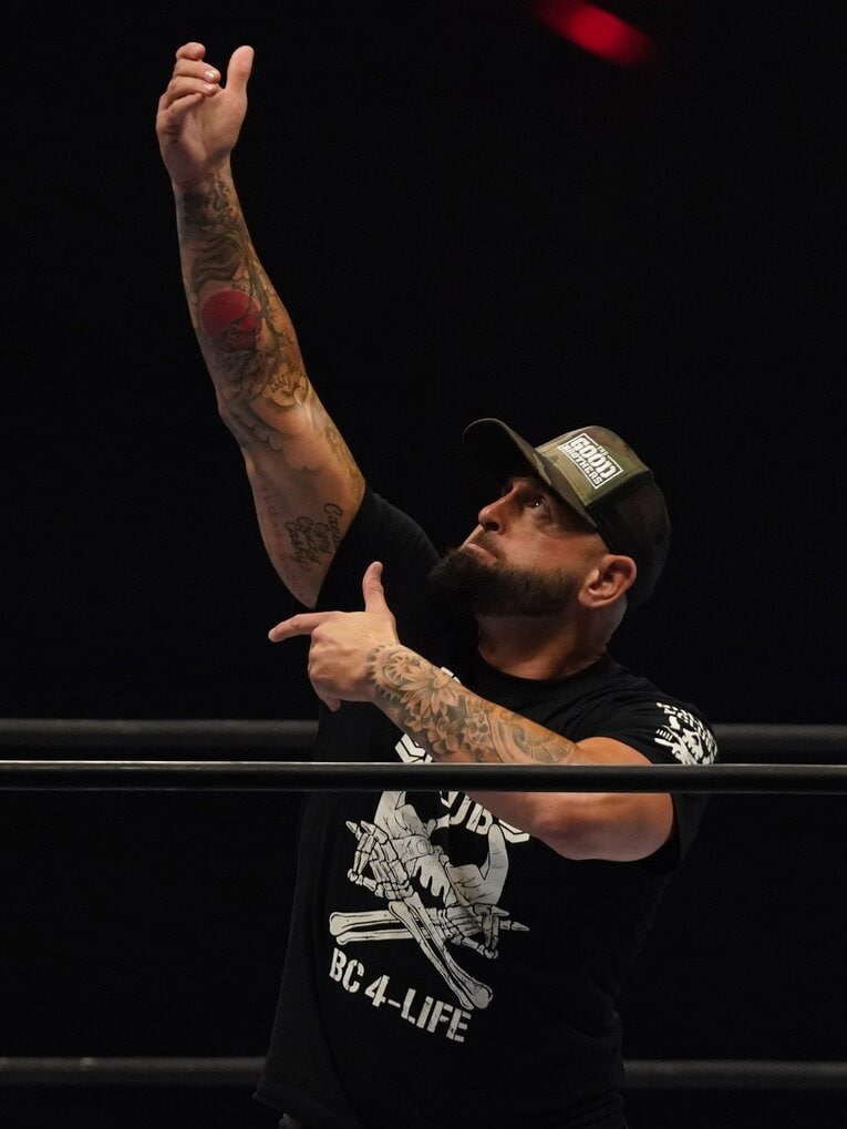 マシンガン・ポーズを決めるカール・アンダーソン