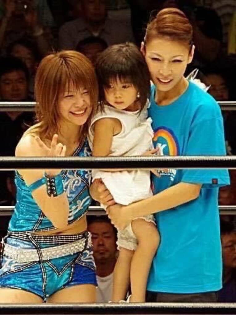 13年、弟子の栗原あゆみ（左）の引退大会では、心希(中)を抱っこしてリングへ　Ⓒ本人提供