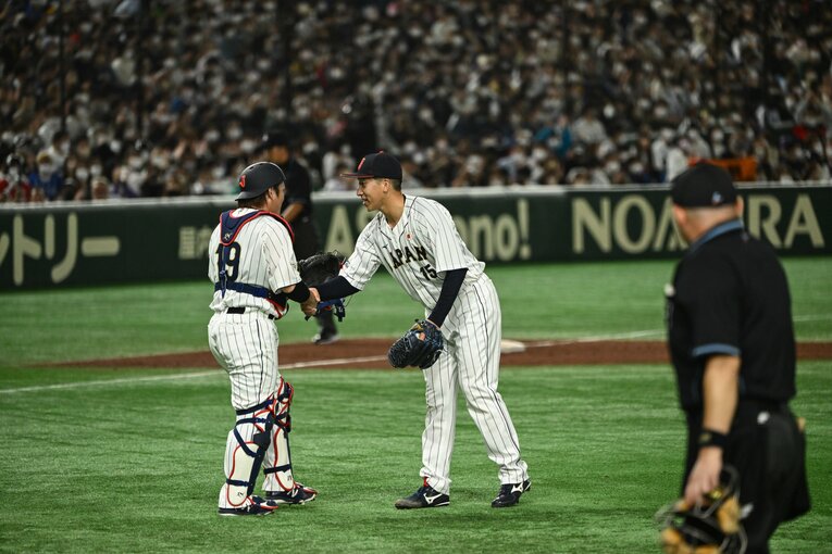 侍ジャパンでクローザーデビューした大勢。日本ハムとの強化試合で9回を無失点で抑え捕手の甲斐と握手　©︎Nanae Suzuki