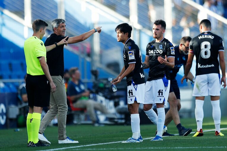 久保建英は「シルバらと共存・連動」が今のソシエダで最適解か　マンU戦勝利から中2日→“トップ下で迷った”古巣戦を撮って気づいたこと(40)