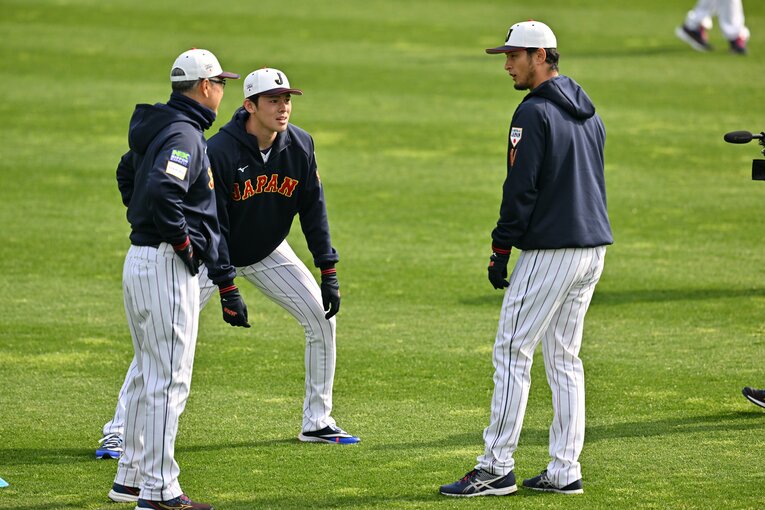 2023年WBC宮崎キャンプで佐々木朗希らと積極的にコミュニケーションを図るダルビッシュ有　©︎Hideki Sugiyama