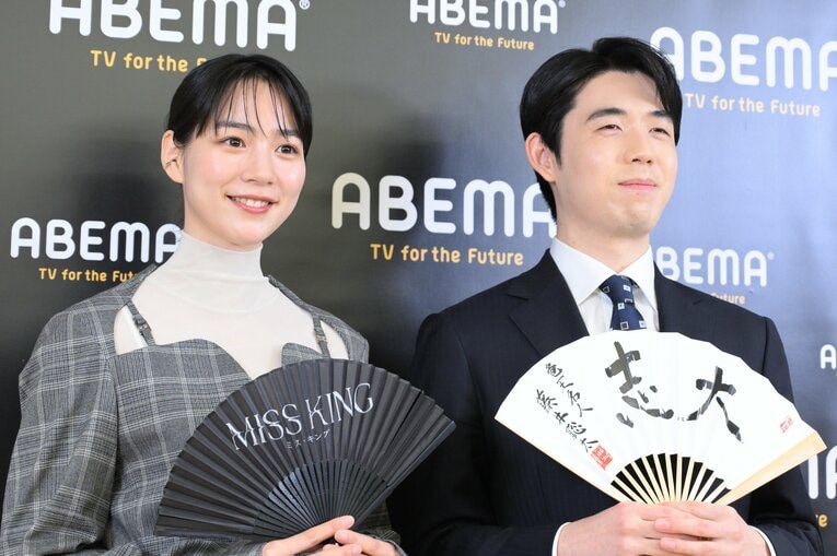 のんと藤井聡太の記念対局を記念しての囲み取材にて（写真はまだまだ続きます）　©Keiji Ishikawa