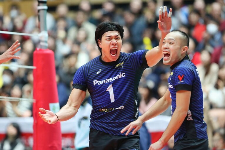2017年12月の全日本選手権決勝で雄叫びをあげる清水邦広。脂がのった31歳、充実の表情を見せていたが、このわずか3カ月後に選手生命を揺るがす大ケガを負うことになる　©︎Yohei Osada/AFLO SPORT