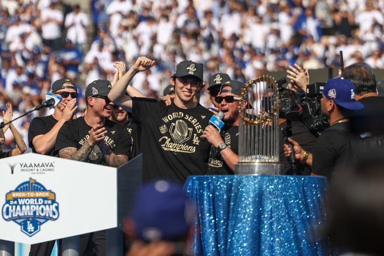 優勝後の本拠地セレモニーにて、DJロハスとともに歓声に応える佐々木朗希【スワイプするとそのほかの写真もご覧になれます】　©JIJI PRESS