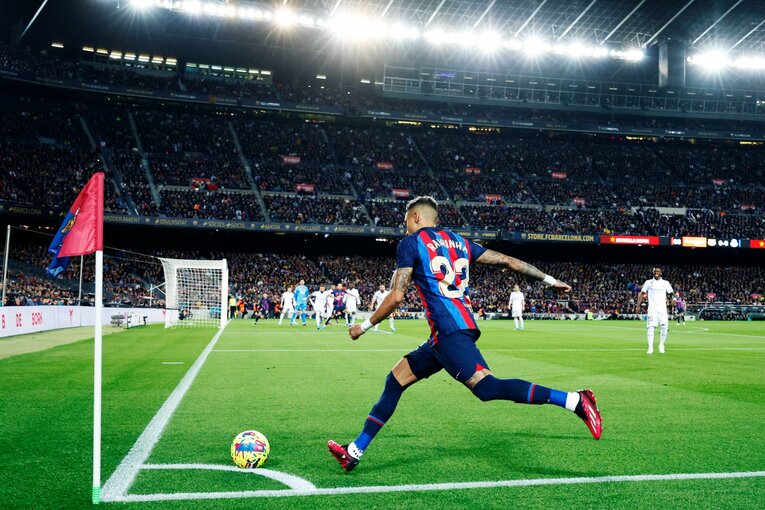 「バルサがメッシ退団後初のリーガ制覇」間近なクラシコの“喜びと憎しみ、一瞬のリスペクト”を撮った「18歳ガビが倒れたレアルDFを…」(14)