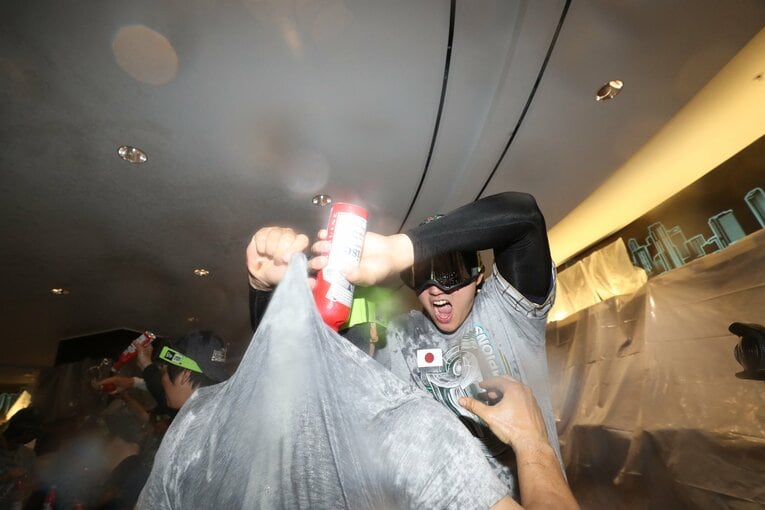 シャンパンファイトで超ハイテンションの大谷翔平　©︎AFLO