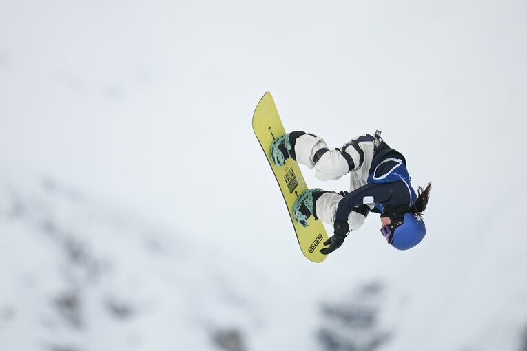 女子スノーボードのスロープスタイルで金メダルを獲得した深田茉莉の演技　©Nanae Suzuki / JMPA