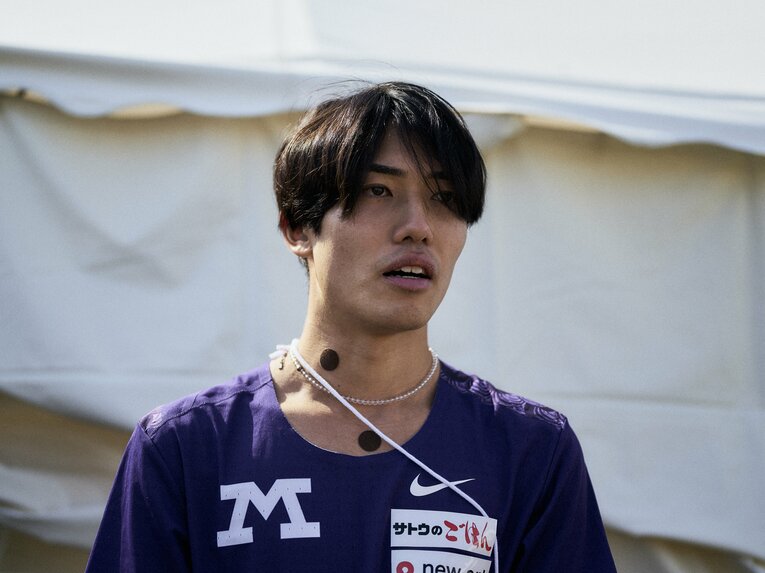 14位という結果を受け、項垂れる明大の選手たち　©Yuki Suenaga