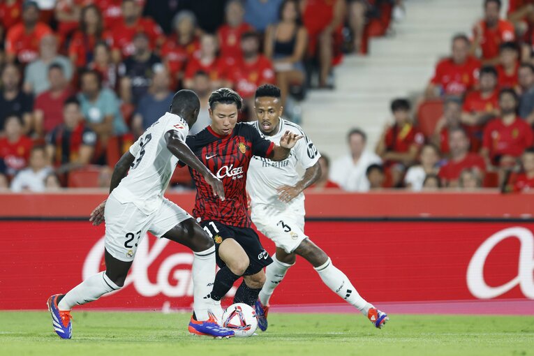 「タクは特別に良かったね！」マドリーが慌てた浅野拓磨の俊足…“久保建英らの古巣”監督とファンが絶賛スペイン初戦をカメラマンは見た(10)