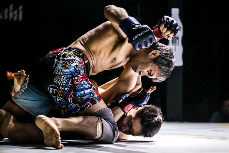 パウンドを落とす大石　©Susumu Nagao