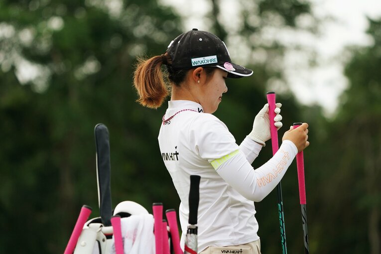 練習場で調整する古江彩佳（2023年4月）©︎Shizuka Minami