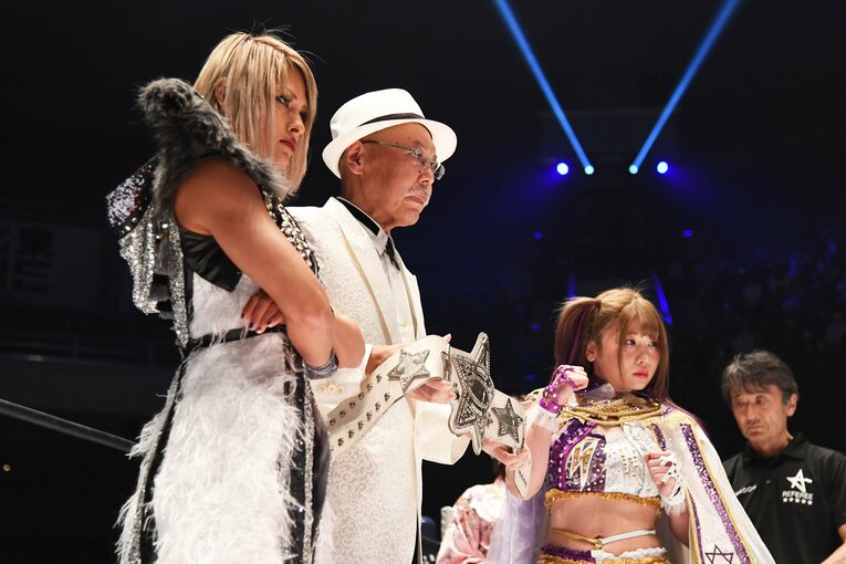 2021年3月3日、日本武道館。白いベルトと「髪」をかけて対戦したジュリアと中野たむ。立会人のロッシー小川　©Masashi Hara