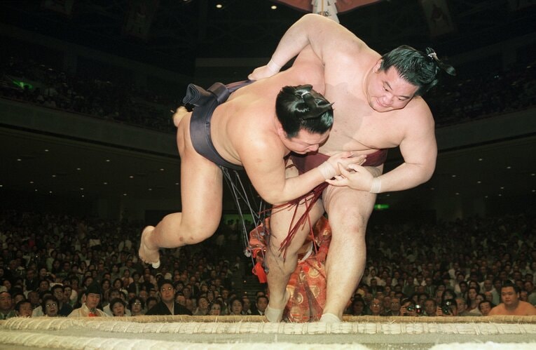 1995年5月、剣晃に代名詞の上手投げを放つ魁皇。右手の握力は100kgを超えていた　©JIJI PRESS